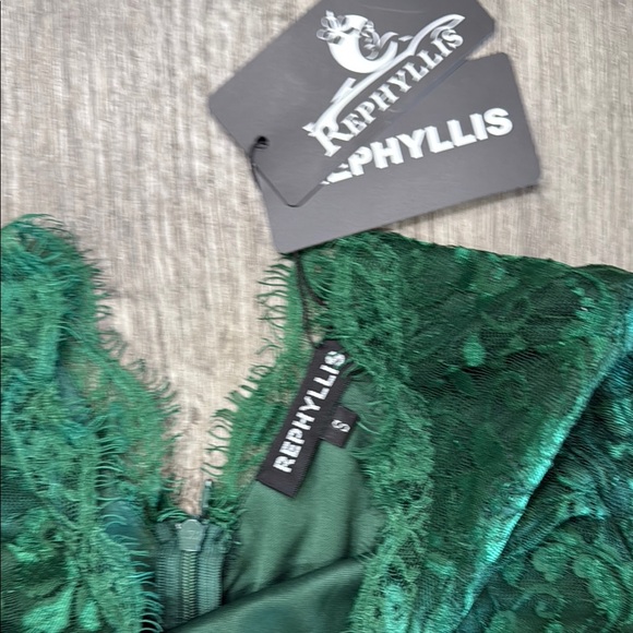 Emerald Green V-Neck Long Sleeve Gown - Picture 2 of 3